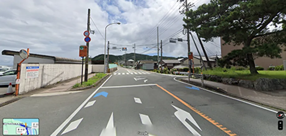 伊勢シーパラダイスから出て、海を左手に見ながら国道42号線を進み、従業員専用駐車場を超えた一つ目の交差点「江」を右折します。